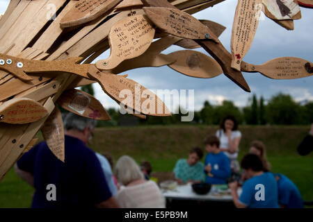 Alrewas, Staffordshire, UK. 4. August 2014. Ein WW1 Denkmal Baum an der National Memorial Arboretum, Alrewas, Staffordshire. Die Skulptur wurde von Julie Edwards und Ron Thompson von Planet Art gebaut. Menschen aller Altersgruppen waren eingeladen, Nachrichten auf hölzerne Blätter, die dann behoben wurden an den Baum. Foto aufgenommen am 4. August 2014 auf den hundertsten Jahrestag des Beginn des ersten Weltkrieges, der große Krieg. Bildnachweis: Richard Franklin/Alamy Live-Nachrichten Stockfoto