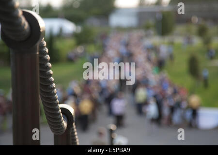 Alrewas, Staffordshire, UK. 4. August 2014. Massen warten, um ihre Kerzen für die Candlelight Vigil und Service anlässlich der Hundertjahrfeier des Beginns des 1. Weltkrieges, der große Krieg im Armed Forces Memorial, National Memorial Arboretum, Alrewas, Staffordshire zu sammeln. Bildnachweis: Richard Franklin/Alamy Live-Nachrichten Stockfoto