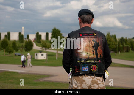 Alrewas, Staffordshire, UK. 4. August 2014. Ein Royal British Legion-Fahrer und Ex-RAF-Soldat hat an der National Memorial Arboretum, Alrewas, Staffordshire, WW1 Candlelight Vigil zu besuchen! Die Struktur in der Ferne ist das Streitkräfte-Denkmal. Foto aufgenommen am 4. August 2014 auf das hundertjährige Jubiläum des Beginns des ersten Weltkriegs. Bildnachweis: Richard Franklin/Alamy Live-Nachrichten Stockfoto