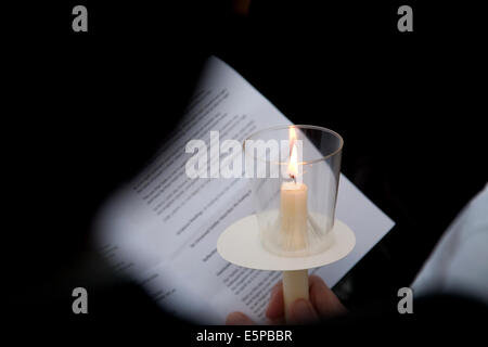 Alrewas, Staffordshire, UK. 4. August 2014. Candle-Light-Mahnwache an der National Memorial Arboretum, Alrewas, Staffordshire anlässlich die Hundertjahrfeier des Beginns des 1. Weltkrieges, der große Krieg gefallene zu Ehren.  Foto aufgenommen am 4. August 2014 auf das hundertjährige Jubiläum des Beginns des ersten Weltkriegs. Bildnachweis: Richard Franklin/Alamy Live-Nachrichten Stockfoto