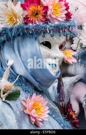 Mann in aufwendigen Hellblau mit Blumen Kostüm in San Zaccaria square während des Karnevals in Venedig. Stockfoto