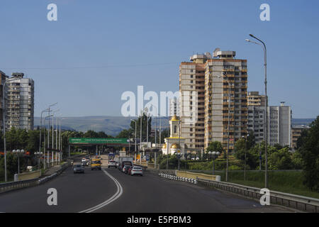 30. Juli 2014 - ist Zheleznovodsk eine Stadt in Stavropol Krai, Rußland. Zheleznovodsk, zusammen mit Pjatigorsk, Yessentuki, Kislowodsk und Mineralnye Vody, ist ein Teil des Kaukasus Mineralwasser, einem renommierten russischen Kurort. Die Wirtschaft dreht sich um Sanatorien, wo Dutzende von Tausenden von Menschen aus ganz Russland und ehemalige Sowjetrepubliken Jahr kommen-rund um Urlaub und Ruhe, und zu verhindern sowie zahlreiche Magen, Niere und Leber-Erkrankungen zu behandeln. Dutzende von Thermen betreiben im russischen Kaukasus Region, Nutzung der Mineralquellen in der Gegend, und anscheinend Kolon trea Stockfoto