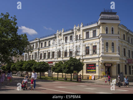 30. Juli 2014 - zentralen Teil des Zheleznovodsk. Jelesnovodsk ist eine Stadt in Stavropol Krai, Rußland. Zheleznovodsk, zusammen mit Pjatigorsk, Yessentuki, Kislowodsk und Mineralnye Vody, ist ein Teil des Kaukasus Mineralwasser, einem renommierten russischen Kurort. Die Wirtschaft dreht sich um Sanatorien, wo Dutzende von Tausenden von Menschen aus ganz Russland und ehemalige Sowjetrepubliken Jahr kommen-rund um Urlaub und Ruhe, und zu verhindern sowie zahlreiche Magen, Niere und Leber-Erkrankungen zu behandeln. Dutzende von Thermen betreiben im russischen Kaukasus Region, Nutzung der Mineralquellen in th Stockfoto