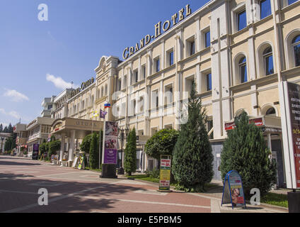 30. Juli 2014 - Grand Hotel. Jelesnovodsk ist eine Stadt in Stavropol Krai, Rußland. Zheleznovodsk, zusammen mit Pjatigorsk, Yessentuki, Kislowodsk und Mineralnye Vody, ist ein Teil des Kaukasus Mineralwasser, einem renommierten russischen Kurort. Die Wirtschaft dreht sich um Sanatorien, wo Dutzende von Tausenden von Menschen aus ganz Russland und ehemalige Sowjetrepubliken Jahr kommen-rund um Urlaub und Ruhe, und zu verhindern sowie zahlreiche Magen, Niere und Leber-Erkrankungen zu behandeln. Dutzende von Thermen zu betreiben, im russischen Kaukasus Region, das Mineral Ausbeutung in der Gegend, und offenbar Federn Stockfoto