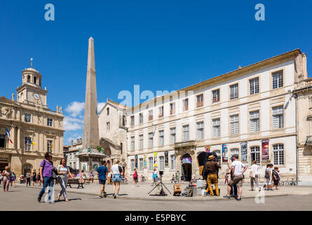 Hauptplatz im historischen Zentrum von Arles, Place De La Republique, Arles, Bouches-du-Rhône, Provence-Alpes-Cote d ' Azur, Frankreich Stockfoto