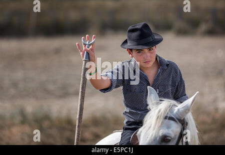 Porträt eines jungen französischen Guardian on House, Camargue, Frankreich Stockfoto