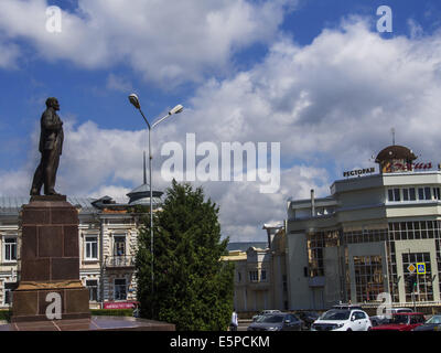 30. Juli 2014 - Vladimir Lenin-Denkmal. Jelesnovodsk ist eine Stadt in Stavropol Krai, Rußland. Zheleznovodsk, zusammen mit Pjatigorsk, Yessentuki, Kislowodsk und Mineralnye Vody, ist ein Teil des Kaukasus Mineralwasser, einem renommierten russischen Kurort. Die Wirtschaft dreht sich um Sanatorien, wo Dutzende von Tausenden von Menschen aus ganz Russland und ehemalige Sowjetrepubliken Jahr kommen-rund um Urlaub und Ruhe, und zu verhindern sowie zahlreiche Magen, Niere und Leber-Erkrankungen zu behandeln. Dutzende von Thermen betreiben im russischen Kaukasus Region, Nutzung der Mineralquellen im Bereich einer Stockfoto