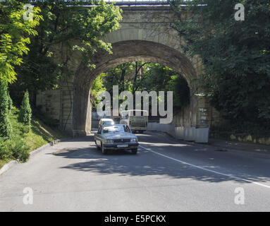 30. Juli 2014 - Railway bridge. Jelesnovodsk ist eine Stadt in Stavropol Krai, Rußland. Zheleznovodsk, zusammen mit Pjatigorsk, Yessentuki, Kislowodsk und Mineralnye Vody, ist ein Teil des Kaukasus Mineralwasser, einem renommierten russischen Kurort. Die Wirtschaft dreht sich um Sanatorien, wo Dutzende von Tausenden von Menschen aus ganz Russland und ehemalige Sowjetrepubliken Jahr kommen-rund um Urlaub und Ruhe, und zu verhindern sowie zahlreiche Magen, Niere und Leber-Erkrankungen zu behandeln. Dutzende von Thermen betreiben im russischen Kaukasus Region, Nutzung der Mineralquellen in der Gegend und apparen Stockfoto