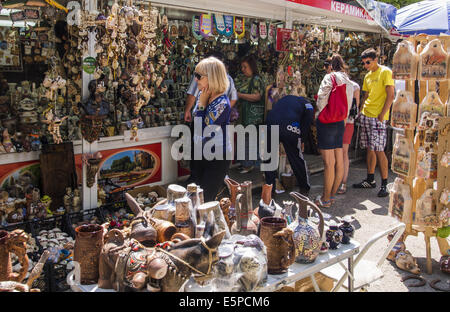 30. Juli 2014 - Markt Souvenirs. Jelesnovodsk ist eine Stadt in Stavropol Krai, Rußland. Zheleznovodsk, zusammen mit Pjatigorsk, Yessentuki, Kislowodsk und Mineralnye Vody, ist ein Teil des Kaukasus Mineralwasser, einem renommierten russischen Kurort. Die Wirtschaft dreht sich um Sanatorien, wo Dutzende von Tausenden von Menschen aus ganz Russland und ehemalige Sowjetrepubliken Jahr kommen-rund um Urlaub und Ruhe, und zu verhindern sowie zahlreiche Magen, Niere und Leber-Erkrankungen zu behandeln. Dutzende von Thermen betreiben im russischen Kaukasus Region, Nutzung der Mineralquellen in der Gegend und appar Stockfoto