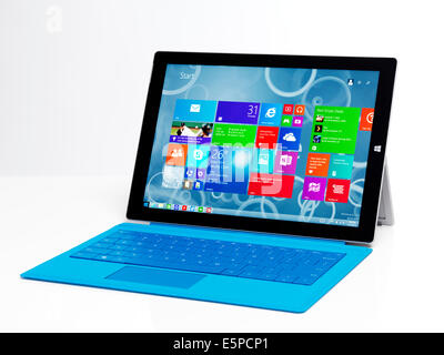 Microsoft Surface Pro 3 Tablet-Computer mit einer blauen Tastatur isoliert auf weißem Hintergrund Stockfoto