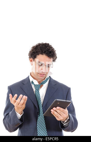 aufgeregt und müde Mann im Anzug verwendet Tablet für die Arbeit oder für private Zwecke. Beim Surfen durch das Internet, online, Aufgaben Pa Stockfoto