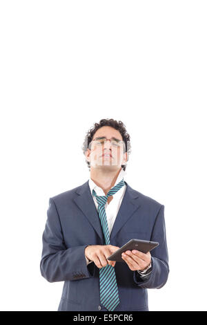 aufgeregt und müde Mann im Anzug verwendet Tablet für die Arbeit oder für private Zwecke. Beim Surfen durch das Internet, online, Aufgaben Pa Stockfoto
