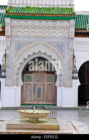 Eingang zur Qaraouiyine Moschee, Minarett, Tür, geschlossen zu den Christen, die meisten kostbaren Moschee in moslemischen Abendlandes, Fez, Marokko Stockfoto