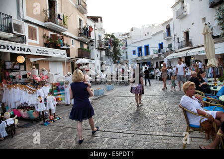 Plaça De La Vila in Dalt Vila, beliebt bei vielen Restaurants und Geschäften - Ibiza Stockfoto