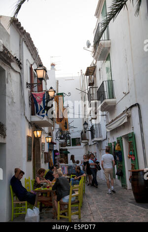 Plaça De La Vila in Dalt Vila, beliebt bei vielen Restaurants und Geschäften - Ibiza Stockfoto