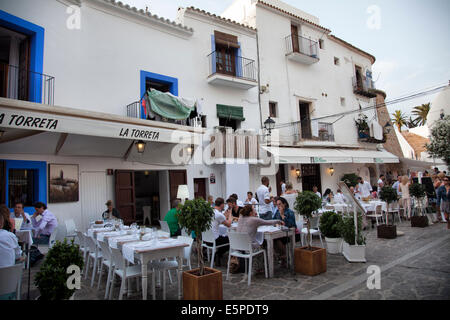 Plaça De La Vila in Dalt Vila, beliebt bei vielen Restaurants und Geschäften - Ibiza Stockfoto