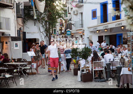 Plaça De La Vila in Dalt Vila, beliebt bei vielen Restaurants und Geschäften - Ibiza Stockfoto