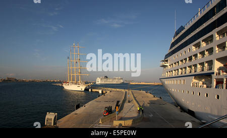 Norwegian Cruise Line (NCL) Kreuzfahrtschiff "Norwegian Epic" (325 m) Abfahrt Hafen vorbei letzten Star Flyer Stockfoto