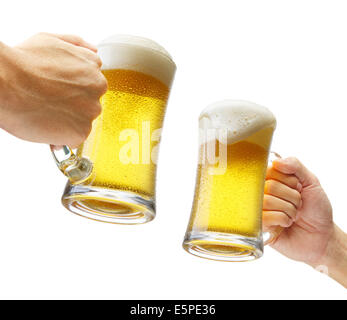 zwei Hände halten Bier machen einen toast Stockfoto