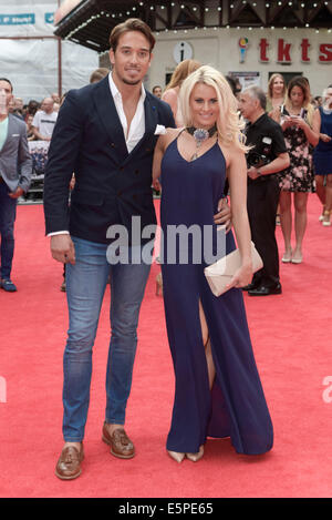 James Lock und Danielle Armstrong besucht die Weltpremiere von The Expendables 3 am 08.04.2014 im ODEON Leicester Square, London. Personen im Bild: James Lock, Danielle Armstrong. Bild von Julie Edwards Stockfoto