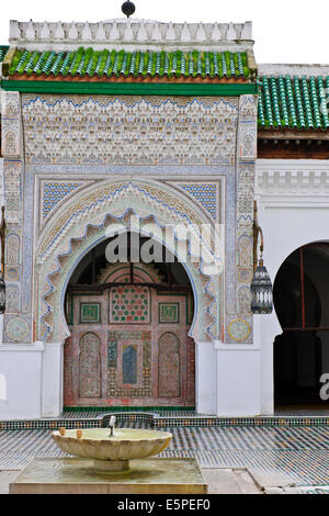 Eingang zur Qaraouiyine Moschee, Minarett, Tür, geschlossen zu den Christen, die meisten kostbaren Moschee in moslemischen Abendlandes, Fez, Marokko Stockfoto