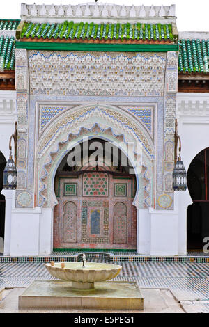 Eingang zur Qaraouiyine Moschee, Minarett, Tür, geschlossen zu den Christen, die meisten kostbaren Moschee in moslemischen Abendlandes, Fez, Marokko Stockfoto