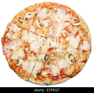 Pizza mit Champignons, Käse und Schinken isoliert auf weißem Hintergrund, um leckere Pizza Capriciosa zerschnitten auf Scheiben in enger Stockfoto