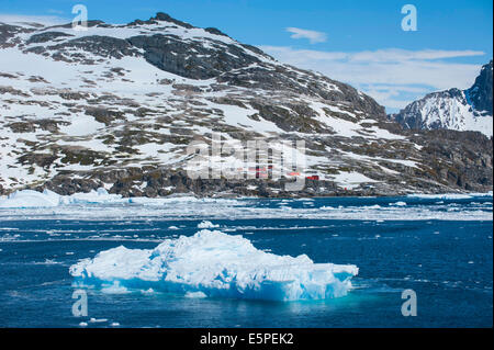 Eisberge mit einer Forschungsstation auf der Rückseite, Cierva Cove, Chavdar Halbinsel, Antarktis Stockfoto