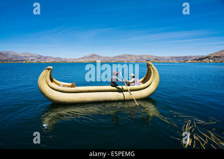 Zwei lokale in einem traditionellen Ruderboot Totora-Schilf am Titicacasee, Peru Stockfoto