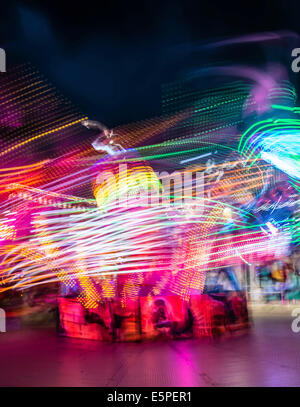 Verstreute Lichtspuren von einer Messe fahren in der Nacht, Münchner Frühlingsfest, Theresienwiese, München, Bayern, Deutschland Stockfoto