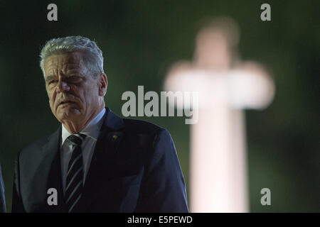 Mons, Belgien. 4. August 2014. Bundespräsident Joachim Gauck verlässt den Soldatenfriedhof St. Symphorien nach der internationalen Gedenkfeier zum 100. Jahrestag des Beginns des ersten Weltkriegs in der Nähe von Mons, Belgien, 4. August 2014. Foto: MAURIZIO GAMBARINI/DPA/Alamy Live-Nachrichten Stockfoto