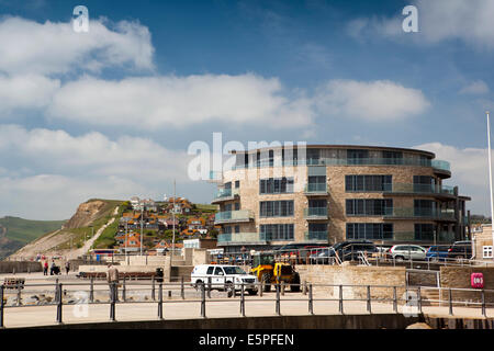 UK England, Dorset, West Bay, Neubau-Wohnungen direkt am Meer Stockfoto