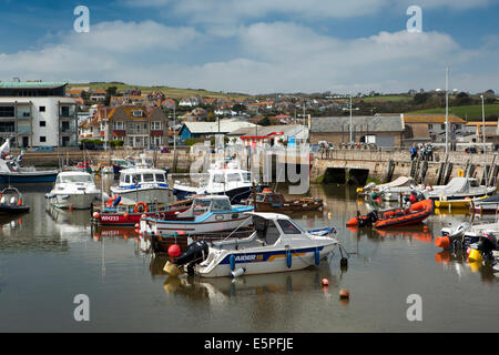 UK England, Dorset, West Bay, Freizeitboote vertäut im Hafen Stockfoto