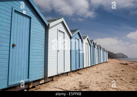 UK England, Dorset, Charmouth, blau lackierter Strand unter Jurassic Coast Felsen Hütten Stockfoto