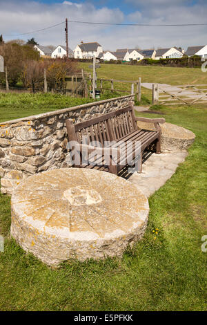 UK England, Dorset, Charmouth, alte Mühlsteine neben Meer Bank Stockfoto