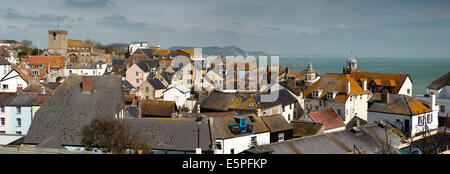 UK England, Dorset, Lyme Regis Strandpromenade Skyline und Blick östlich entlang der Jurassic Coast, Panorama Stockfoto