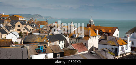 UK England, Dorset, Lyme Regis Strandpromenade Skyline und Blick östlich entlang der Jurassic Coast, Panorama Stockfoto