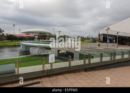 Die neue Ufer Fußgängerbrücke überspannt die malerischen River Torrens in der Innenstadt von Adelaide, South Australia. Stockfoto