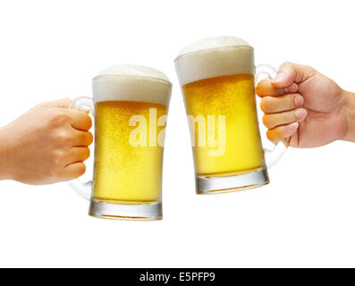 zwei Hände halten Bier machen einen toast Stockfoto