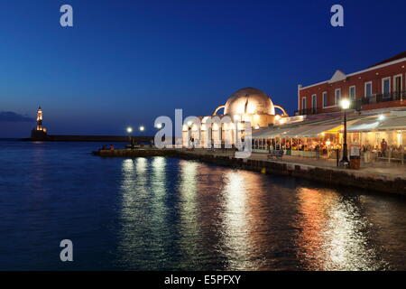 Leuchtturm am venezianischen Hafen und türkische Moschee Hassan Pascha bei Nacht, Chania, Kreta, griechische Inseln, Griechenland, Europa Stockfoto