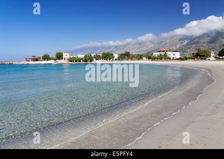 Strand von Frangokastello vor Lefka Ori (weißen Berge), Chania, Kreta, griechische Inseln, Griechenland, Europa Stockfoto