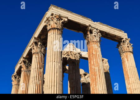 Korinthische Säulen, stehend am frühen Morgen, Tempel des Olympischen Zeus, Athen, Griechenland, Europa Stockfoto