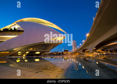 El Palau de Les Arts Reina Sofia in der Nacht, die Stadt der Künste und Wissenschaften (Ciudad de Las Artes y Las Ciencias), Valencia, Spanien Stockfoto