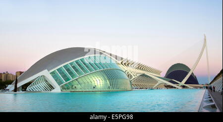 Hemisferic, El Museu de Les Effizienzgewinne Principe Filepe und L'Agora in der Nacht in der Stadt der Künste und Wissenschaften, Valencia, Spanien Stockfoto