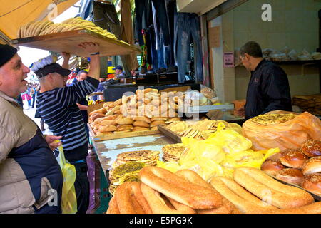 Bereitstellung von Brot, Mahane Yehuda Markt, Jerusalem, Israel, Nahost Stockfoto