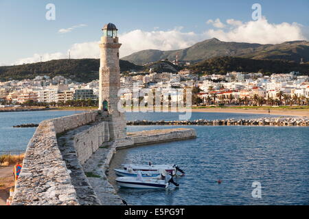 Leuchtturm am alten venezianischen Hafen, Rethymno (Rethymnon), Kreta, griechische Inseln, Griechenland, Europa Stockfoto