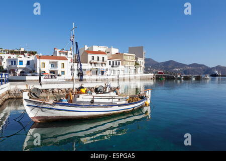 Fischerboot im Hafen Agios Nikolaos, Lassithi, Kreta, griechische Inseln, Griechenland, Europa Stockfoto