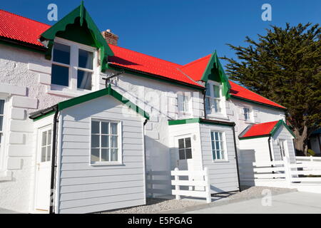 Rote und weiße Steinhäuser Marmont Zeile, Sieg grün, Stanley, Port Stanley, East Falkland, Falkland-Inseln, Südamerika Stockfoto