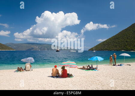 Urlauber auf Antisamos Strand, Sami, Kefalonia (Kefalonia) (Cephalonia), Ionische Inseln, griechische Inseln, Griechenland, Europa Stockfoto