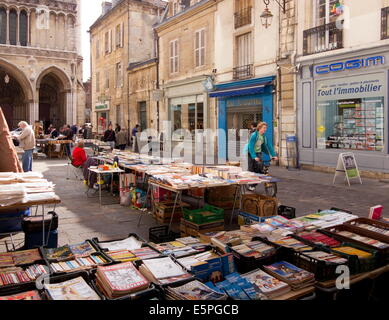 Börsenvereins Marktstände auf Rue Musette und Kirche Notre Dame, Dijon, Burgund, Frankreich, Europa Stockfoto